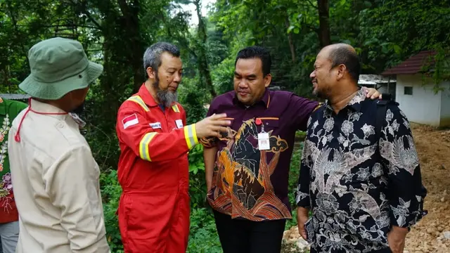 Bupati Blora bersama petinggi Pertamina dan SKK Migas di kawasan minyak tua Desa Ledok, Kecamatan Sambong, Kabupaten Blora. (Liputan6.com/Ahmad Adirin)