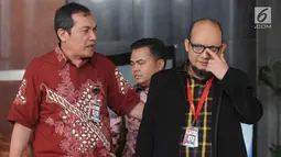 Penyidik KPK Novel Baswedan didampinggi Wakil Pimpinan KPK Saut Situmorang berjalan keluar gedung KPK, Jakarta, Rabu (11/4). Kasus penyiraman air keras Novel Baswedan genap satu tahun. (Merdeka.com/Dwi Narwoko)