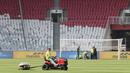 Sejumlah pekerja tengah mempersiapkan lapangan utama Stadion Gelora Bung Karno (SUGBK), Senayan, Jakarta, Rabu (05/06/2024) jelang laga Grup F Kualifikasi Piala Dunia 2024. (Bola.com/M Iqbal Ichsan)