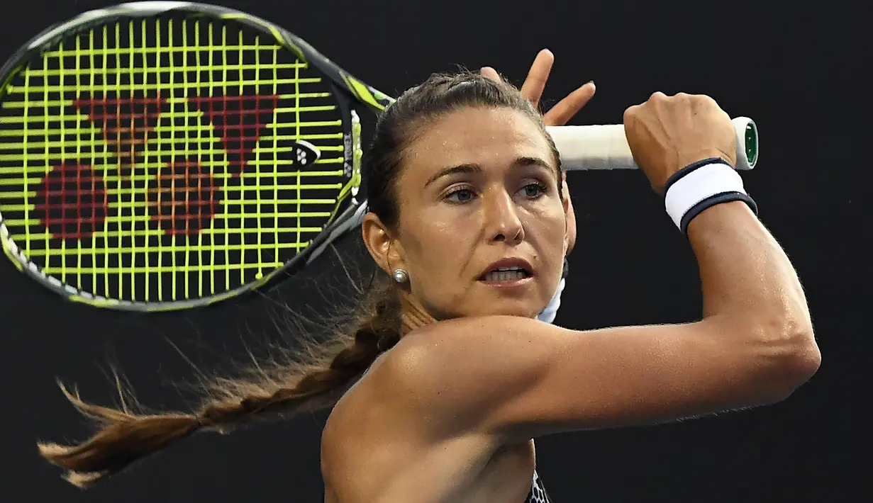Petenis Rusia, Vitalia Diatchenko, memukul bola saat melawan petenis Amerika Serikat, Danielle Collins, pada laga Australia Open di Melbourne, Selasa (21/1). (AFP/Manan Vatsyayana)