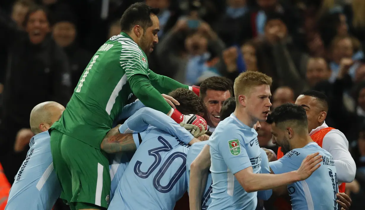 Para pemain Manchester City merayakan gol yang dicetak Vincent Kompany ke gawang Arsenal pada final Piala Liga di Stadion Wembley, London, Minggu (25/2/2018). City menang 3-0 atas Arsenal. (AFP/Adrian Dennis)