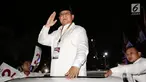 Calon Presiden Prabowo Subianto menyapa pendukungnya di sepanjang jalan Imam Bonjol usai pengambilan nomor urut di Gedung KPU Jakarta, Jumat (21/9). Pasangan Prabowo-Sandi mendapat nomor urut 2. (Liputan6.com/Fery Pradolo)