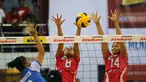 Dua pevoli putri Pertamina Energy berusaha menahan smesh keras pemain Manokwari Valeria Papua Barat, Sulistiyanti Somogoi pada laga Pertamina Proliga 2015 di Dome Sport Balikpapan, (6/2/2015). (Liputan6.com/Helmi Fithriansyah)