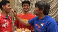Pebulu tangkis Indonesia Angga Pratama merayakan hari ulang tahunnya ke-25 jelang bergulirnya Piala Thomas 2016 di Kunshan, Tiongkok, Kamis (12/5/2016). (Liputan6.com/Badmintondindonesia.org)