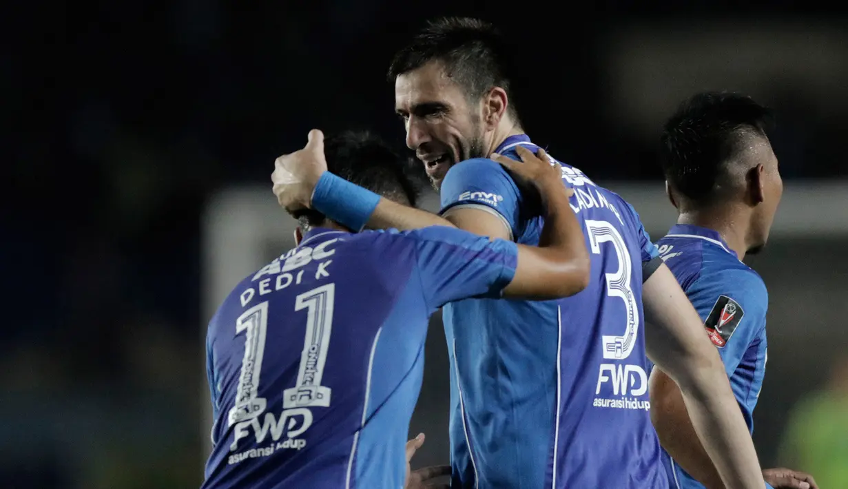 Bek Persib, Vladimir Vujovic, bersama Dedi Kusnandar merayakan gol yang dicetaknya gawang PSM pada laga Piala Presiden 2017 di Stadion Si Jalak Harupat, Jawa Barat, Senin (6/2/2017). Persib menang 1-0 atas PSM. (Bola.com/Peksi Cahyo) 