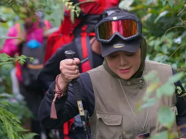 Sarita Abdul Mukti sendiri terbilang aktif di media sosial. Ibu empat anak ini juga kerap mengunggah berbagai kegiatannya termasuk saat berolahraga ataupun trekking. (Liputan6.com/IG/@queen_saritaabdulmukti)