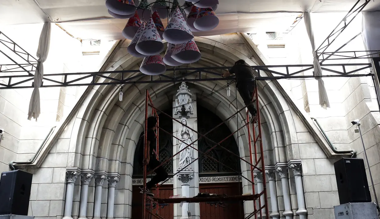 Pekerja membuat dekorasi untuk perayaan Natal di Gereja Katedral, Jakarta, Senin (23/12/2019). Menjelang Natal, Gereja Katedral mulai melakukan persiapan dengan mendekorasi ruangan serta memasang berbagai ornamen. (Liputan6.com/Johan Tallo)