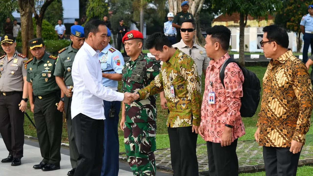 Blusukan ke Banten, Jokowi Ajak 2 Stafsus Milenial Belva dan Billy