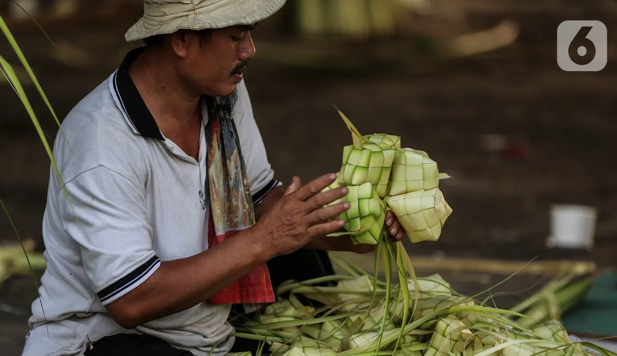 Pedagang musiman memilah kulit ketupat di bawah kolong jembatan kawasan Pesanggrahan, Jakarta, Jumat (8/7/2022). Pedagang musiman memanfaatkan Idul Adha untuk berjualan kulit ketupat. (Liputan6.com/Johan Tallo)