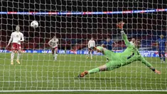 Pemain Denmark Christian Eriksen (kiri) mencetak gol ke gawang Inggris dari titik penalti pada pertandingan UEFA Nations League di Stadion Wembley, London, Inggris, Rabu (14/10/2020). Denmark menang 1-0. (Daniel Leal-Olivas/Pool via AP)
