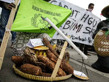 Massa yang tergabung dalam Rukun Tani Sumberejo Pakel melakukan aksi di depan Mabes Polri, Jakarta, Kamis (17/6/2021). Aksi tersebut dilakukan secara serentak di Jakarta, Surabaya, dan Banyuwangi. (Liputan6.com/Faizal Fanani)