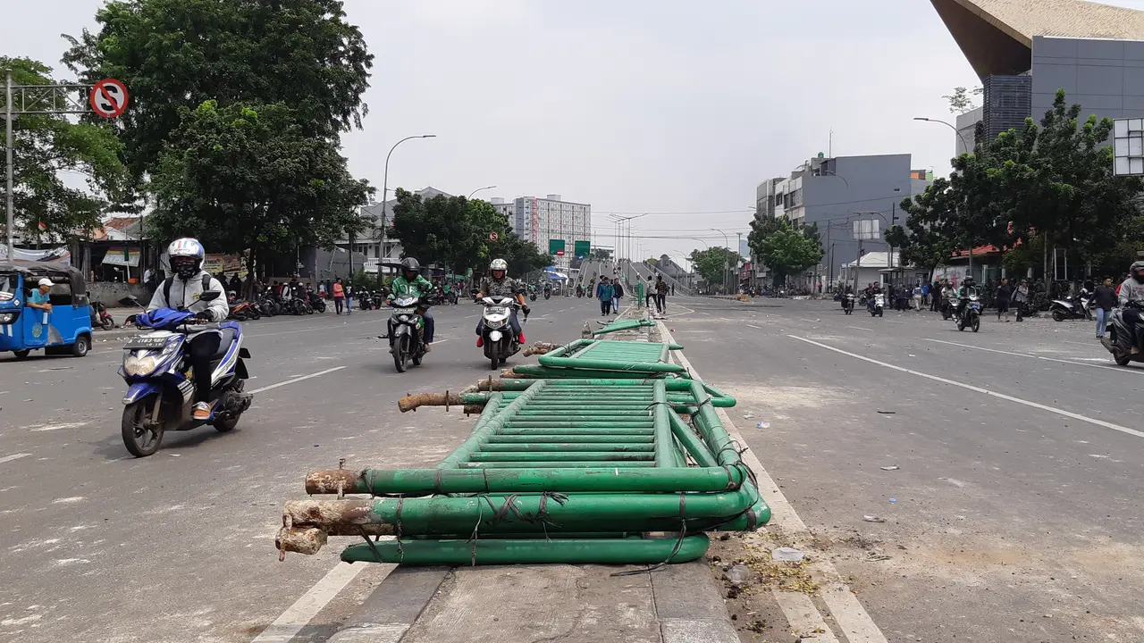 Pagar pembatas jalan berwarna hijau di jalan Jatibaru, Tanah Abang, Jakarta Pusat, rusak akibat aksi 22 Mei. (Liputan6.com/Fachrur Rozie)