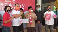 Smartfren berikan bantuan belajar online ke sekolah dasar di Banjarmasin, berupa 1.000 kartu perdana Kuota Nonstop (Foto: Smartfren)