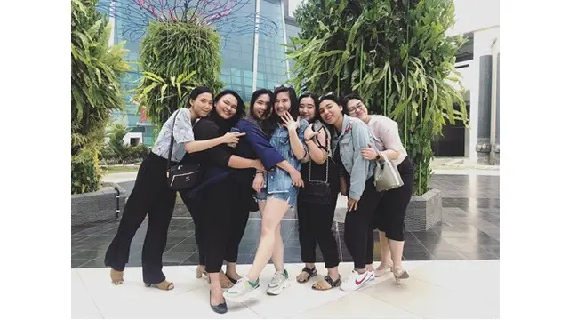 6 Momen Caesar Hito Beri Surprise Lamaran ke Felicya, Undang Banyak Teman