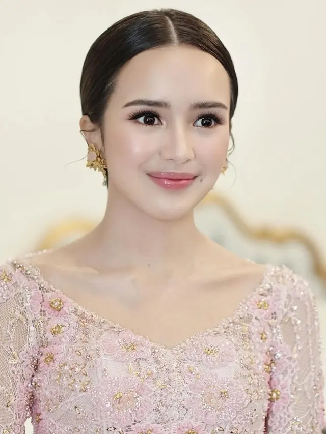 5 Potret Beby Tsabina Resmi Dilamar Kekasih, Penuh Bahagia