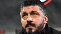 Ekspresi pelatih AC Milan, Gennaro Gattuso saat pertandingan antara AC Milan melawan Arsenal pada leg pertama 16 besar Liga Europa, di San Siro, Milan, Italia, Kamis (8/3). AC Milan takluk 0-2 dari Arsenal. (AP Photo/Luca Bruno)