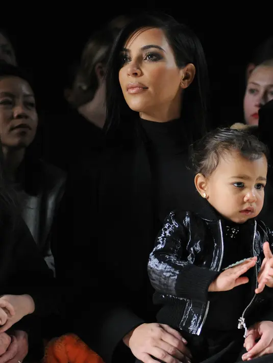 Kim-Kanye sering terjadi 'Perang Dingin'. "Sayangnya, jika Kim tidak memutuskan untuk mengajukan surat cerai nya, itu mungkin datang sebagai kejutan untuk Kanye," ungkap suatu sumber yang berhasil di wartakan oleh Aceshowbiz. (AFP/Bintang.com)