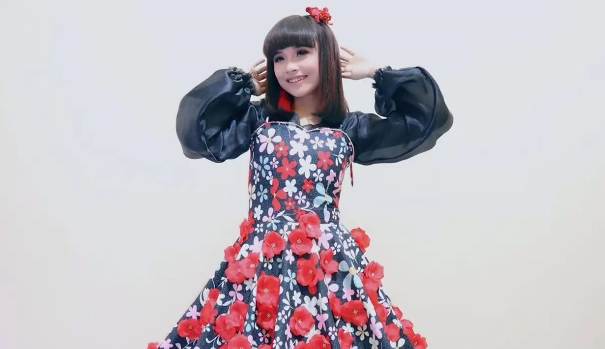 Tasya Rosmala yang masih berusia 16 tahun selalu tampil ceria dengan pilihan busananya. Perpaduan dress hitam dengan motif bunga-bunga merah dan putih ini misalnya, buat Tasya makin terlihat imut dan menawan. (Liputan6.com/IG/@tasya_ratu_gopo)