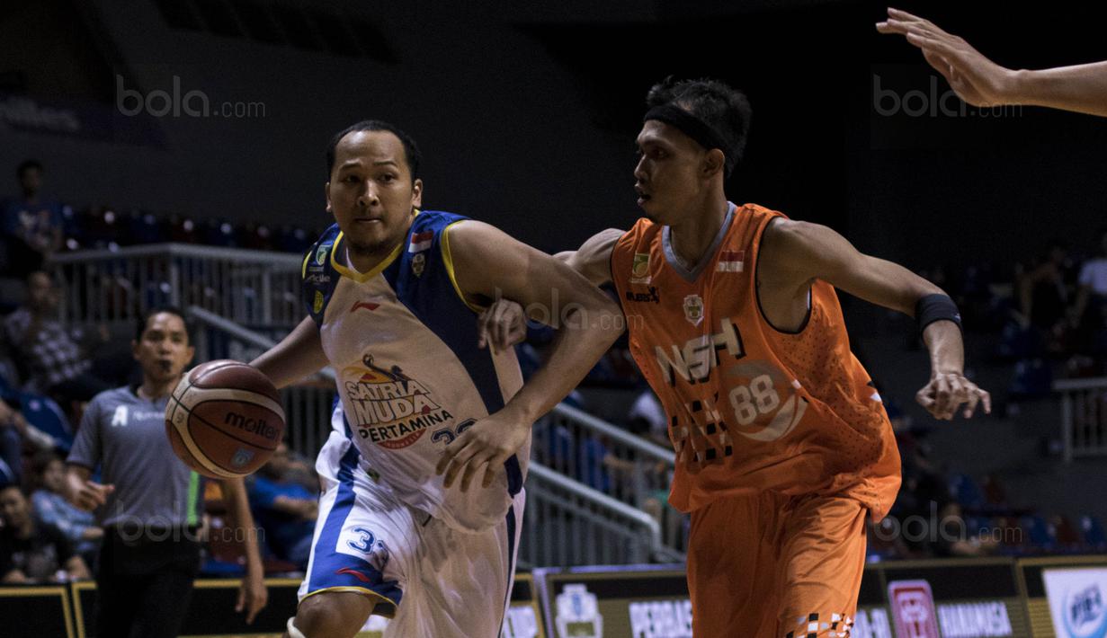 Pebasket Satria Muda, Arki Dikania Wisnu, berusaha melewati pebasket NSH, Ary Sapto, pada laga Perbasi Cup 2017 di Britama Arena, Jakarta, Rabu (8/11/2017). Satria Muda menang 83-67 atas NSH. (Bola.com/Vitalis Yogi Trisna)