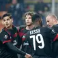 Pemain AC Milan, Patrick Cutrone dan rekan setimnya merayakan gol ke gawang Austria Wien pada matchday kelima Liga Europa di Stadion San Siro, Jumat (24/11). AC Milan memastikan diri lolos sebagai juara Grup D usai menang 5-1. (AP/Antonio Calanni)