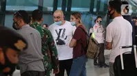 Warga Negara Asing (WNA) berbincang dengan personel TNI saat tiba di Bandara Soekarno Hatta, Tangerang, Selasa (29/12/2020). Pemerintah Indonesia melarang masuk WNA dari semua negara mulai 1 hingga 14 Januari 2021 menyusul varian baru COVID-19 yang ditemukan di Inggris. (Liputan6.com/Angga Yuniar)