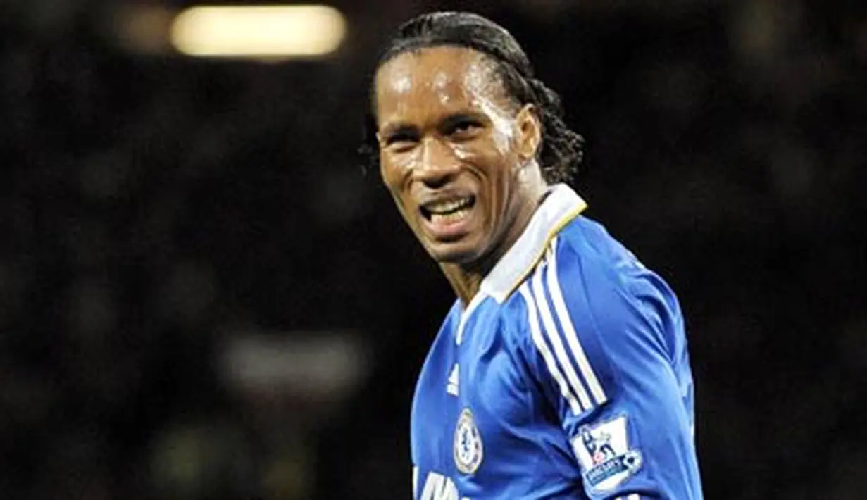 Chelsea's Ivorian forward Didier Drogba leaves the pitch after losing 0-3 in their English Premier League football match against Manchester United on January 11, 2009 at Old Trafford in Manchester, north west England. AFP PHOTO/ ANDREW YATES