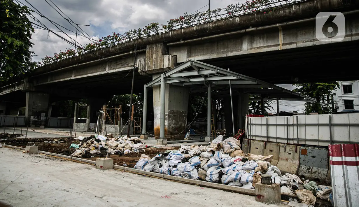 Suasana area proyek penataan Stasiun Tebet, Jakarta, Senin (28/12/2020). Stasiun Tebet akan memiliki plaza yang besar dan memperluas ruang gerak pengguna transportasi. (Liputan6.com/Faizal Fanani)