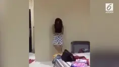Seorang wanita dikira oleh teman-temannnya mabuk. Ternyata dalam rekaman video terlihat wanita itu seperti kesurupan.