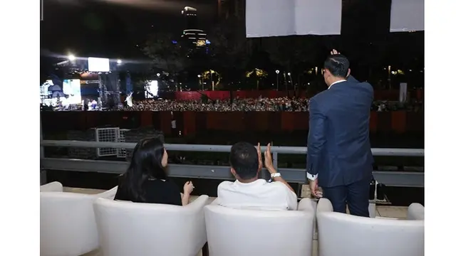 6 Potret Agus Yudhoyono Ajak Putrinya Nonton Sheila On 7, Tetap Semangat Meski Hujan