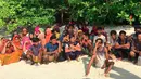 Muslim Rohingya yang ditemukan dalam sebuah perahu nyaris karam di Pulau Rawi, Thailand Selatan pada 11 Juni 2019. Masalah mesin menjadi penyebab perahu yang mengangkut 28 pria, 31 wanita dan lima anak-anak ini terdampar. (Department of National Parks Wildlife and Plant Conservation via AP)
