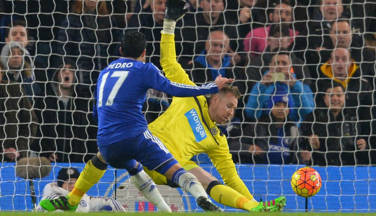 Pemain Chelsea,  Pedro (kiri) menceetak gol ke gawang Newcastle pada Lanjutan Liga Inggris pekan ke-26 di Stadion Stamford Bridge, London, MInggu (14/2/2016) dini hari WIB. (AFP/Glyn Kirk)