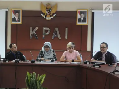 Suasana diskusi yang membahas eksploitasi anak di kantor KPAI, Jakarta, Kamis (14/2). 23.683 anak diduga jadi korban eksploitasi sebuah produk rokok ternama sejak 2008. (Liputan6.com/Herman Zakharia)