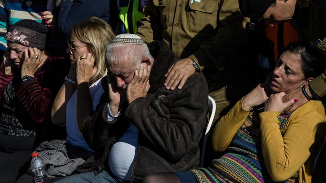 Ekspresi keluarga tentara Israel Sersan Yovel Mor Yosef saat pemakaman di Ashkelon, Israel, Jumat (14/12). Yosef tewas ditembak pria Palestina di Tepi Barat. (AP Photo/Tsafrir Abayov)