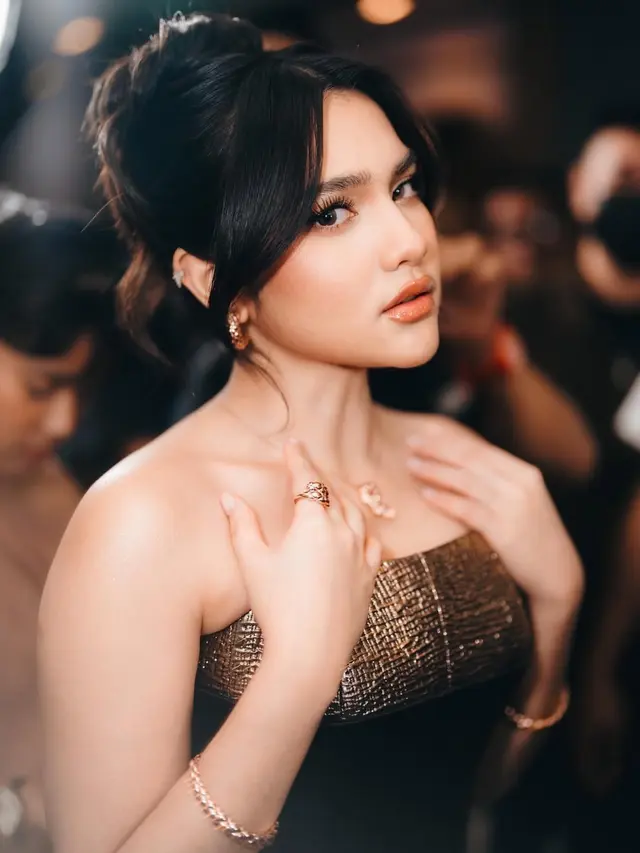 Pesona Memikat Davina Karamoy di Gala Premiere Love & 10 Million Dollar, Terlihat Mahal dengan Gaun Emas