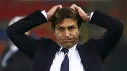 Pelatih Italia, Antonio Conte bereaksi saat timnya menghadapi Rumania pada laga persahabatan melawan Rumania di Stadion Renato Dall'Ara, Bologna, Rabu (18/11/2015) dini hari WIB. (REUTERS/Stefano Rellandini) 