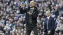 Manajer Manchester City, Pep Guardiola, memberikan instruksi saat melawan Arsenal pada laga Premier League di Stadion Ettihad, Manchester, Minggu (5/11/2017). City menang 3-1 atas Arsenal. (AP/Martin Rickett)