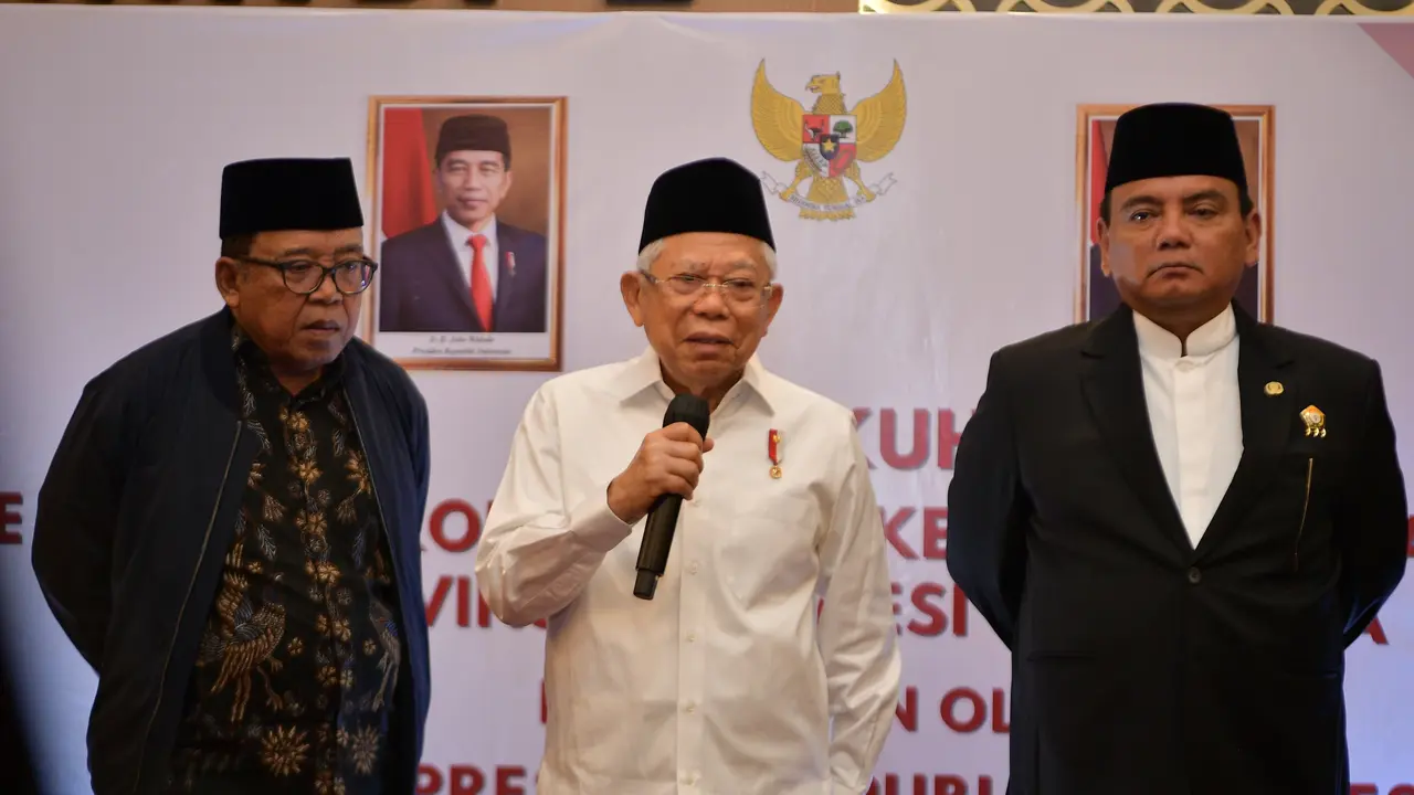 Ma'ruf Amin melantik pengurus KDEKS Sulawesi Tenggara, Kamis (21/3/2024).