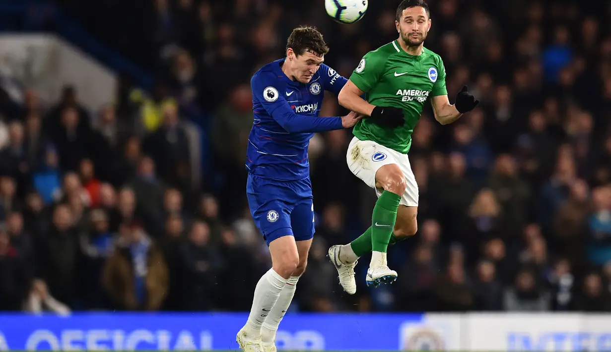 Duel udara antara Andreas Christensen dan FLorin Andone pada laga lanjutan Premier League yang berlangsung di Stadion Stamford Bridge, London, Kamis (4/4). Chelsea menang 3-0 atas Brighton Albion. (AFP/Glyn Kirk)