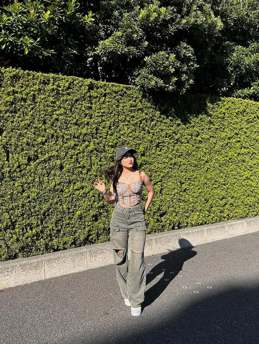 Fuji tampil chic dengan bustier bernuansa cokelat. Ia padukan penampilannya dengan wide leg jeans abu-abu dan topi. [Foto: Instagram/fuji_an]