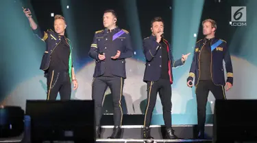 Personel Westlife tampil dalam konser "Westlife - TheTwentyTour 2019" di ICE BSD, Tangerang, Selasa (6/8/2019). Westlife membuka konser dengan lagu Hello My Love, My Love, What About Now serta Swear It Again. (Liputan6.com/Fery Pradolo)