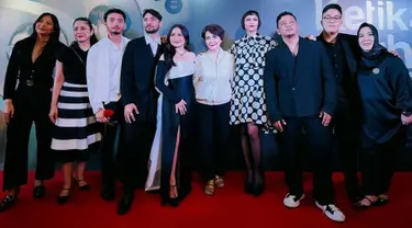 Film Ketika Berhenti di Sini disutradari oleh Umay Shahab, diproduseri oleh Prilly Latuconsina dan dibintangi oleh sederet artis populer mulai dari Bryan Domani, Refal Hady hingga Lutesha, bahkan Prilly juga turut serta bintangi film tersebut. Film Ketika Berhenti di Sini menceritakan tentang kehilangan dan keikhlasan untuk menerima apa yang sudah tidak ditakdirkan bersama. (Liputan6.com/IG/@plazaindonesia)