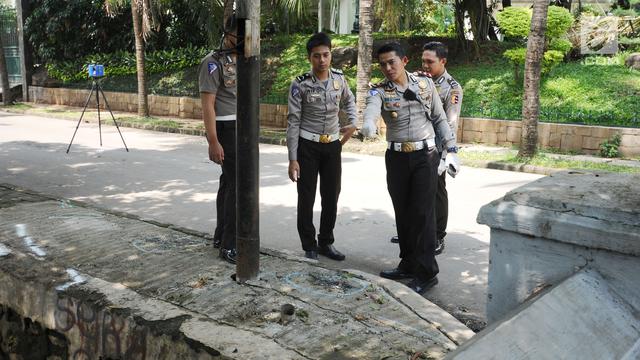 Polisi Olah TKP Lokasi Kecelakaan Setnov