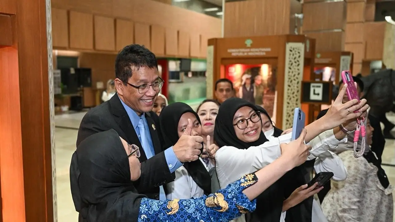 Tandatangani MoU dengan Menteri Kehutanan Raja Juli Antoni, Menteri Keuangan (Menkeu Purbaya Yudhi Sadewa pamer topi 8%. (Dok Instagram @Menkeuri)
