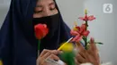 Perajin bunga sabun, Irniyuniati membuat bunga mawar dari sabun batangan di Perumahan Bukit Indah, Ciputat, Tangerang Selatan, Jumat (2/10/2020). Pemerintah berharap terhadap UMKM tetap berproduksi di tengah pandemi covid-19 untuk bisa memulihkan perekonomian nasional. (merdeka.com/Dwi Narwoko)