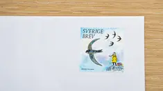 Prangko hasil ilustrasi seniman Swedia Henning Trollback yang menggambarkan aktivis lingkungan remaja Greta Thunberg ditempelkan pada amplop di Stockholm pada 15 Januari 2021. Perilisan ini sebagai bagian dari seri prangko yang berfokus pada lingkungan. (Jonathan NACKSTRAND/AFP)