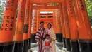 Sambil mengenakan kimono, ketiganya berfoto di tempat ikonik Jepang Higashiyama World, Kyoto. (@septriasaacha)