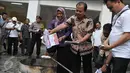 Sumarno menjelaskan, kerusakan surat suara terjadi karena beberapa hal, di antaranya yakni potongan yang tidak simetris dan kondisi surat suara yang robek, Jakarta, Selasa (18/4). (Liputan6.com/Helmi Afandi)