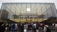 Antrean orang-orang untuk membeli ponsel iPhone 15 yang baru diluncurkan di sebuah toko Apple di Hangzhou, di provinsi Zhejiang, China pada 22 September 2023. (AFP/China OUT)