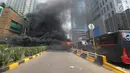 Asap terlihat dari api yang membakar bus polisi di dekat Flyover Slipi, Palmerah, Jakarta Barat, Rabu (22/5/2019). Belum diketahui penyebab terbakarnya dua bus yang terparkir bersama bus polisi lainnya dilokasi tersebut. (merdeka.com/Arie Basuki)