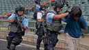 Petugas polisi menolong korban saat latihan anti-teror di Hong Kong, Jumat, (25/8). Simulasi serangan anti-teror ini untuk persiapan sebuah konser penyanyi Ariana Grande pada 21 September 2017. (AP Photo / Vincent Yu)